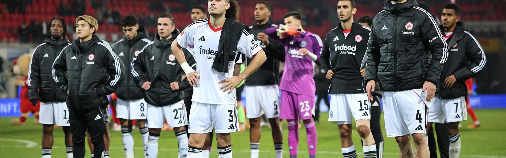 世界杯淘汰赛时间-法兰克福球迷在桑托斯再次失误后爆发——队友也很生气