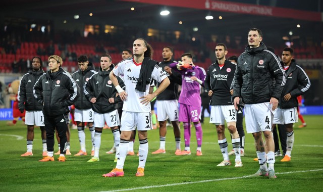 世界杯淘汰赛时间-法兰克福球迷在桑托斯再次失误后爆发——队友也很生气